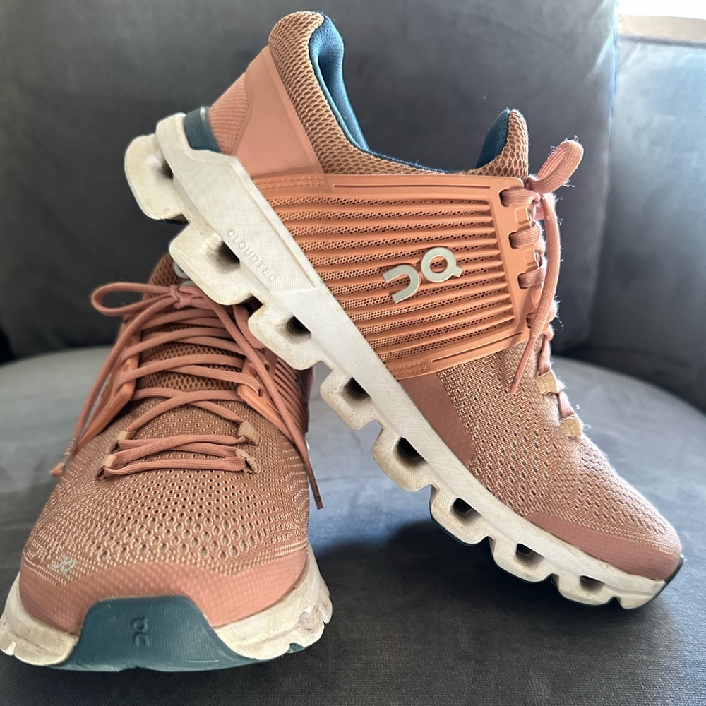 On-Running On Cloudswift Sneaker 7.5 - image 1